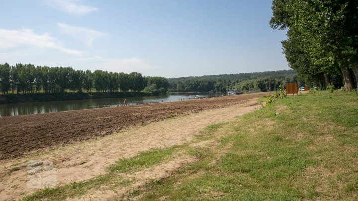 Cât ne costă o zi de odihnă pe plaja de la Vadul lui Vodă (FOTOREPORT)