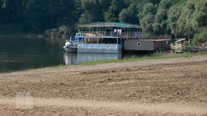 Cât ne costă o zi de odihnă pe plaja de la Vadul lui Vodă (FOTOREPORT)