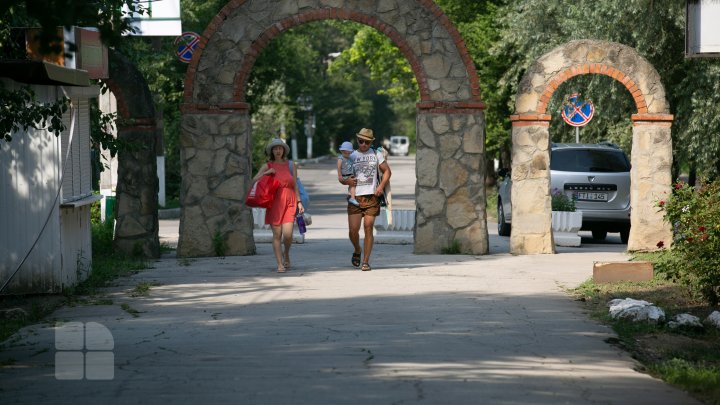 Cât ne costă o zi de odihnă pe plaja de la Vadul lui Vodă (FOTOREPORT)