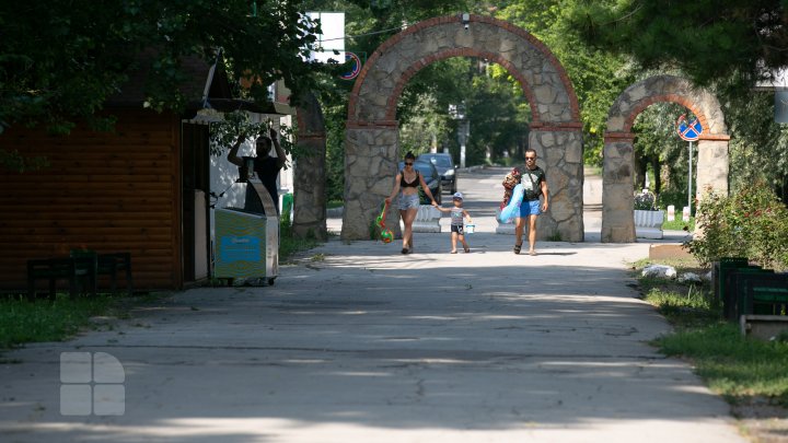 Cât ne costă o zi de odihnă pe plaja de la Vadul lui Vodă (FOTOREPORT)