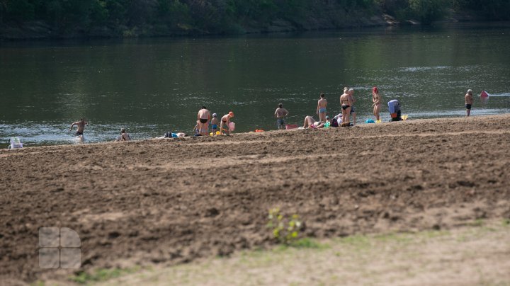 Cât ne costă o zi de odihnă pe plaja de la Vadul lui Vodă (FOTOREPORT)