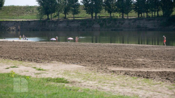 Cât ne costă o zi de odihnă pe plaja de la Vadul lui Vodă (FOTOREPORT)