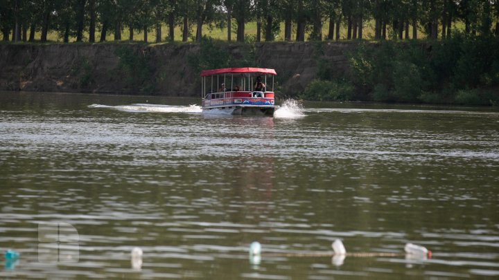 Cât ne costă o zi de odihnă pe plaja de la Vadul lui Vodă (FOTOREPORT)