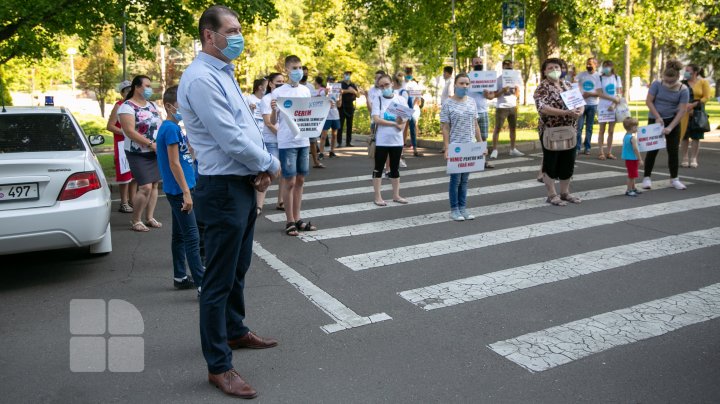 Li s-a sugerat să-şi transfere copiii cu deficienţe de auz în şcoli obişnuite. Mai mulţi părinţi au protestat în faţa Guvernului (FOTOREPORT)