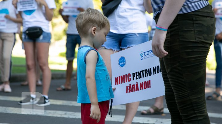 Li s-a sugerat să-şi transfere copiii cu deficienţe de auz în şcoli obişnuite. Mai mulţi părinţi au protestat în faţa Guvernului (FOTOREPORT)