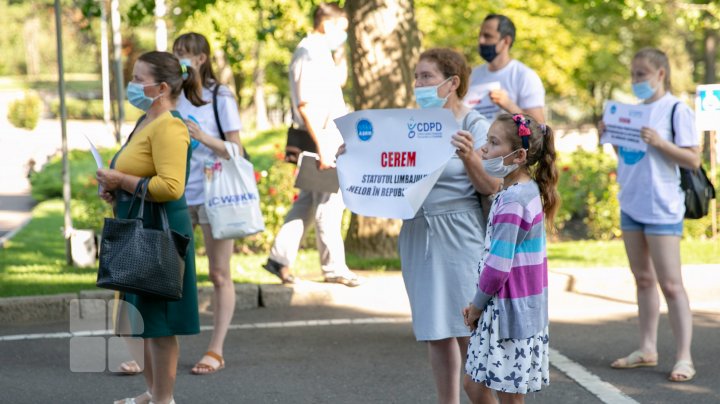 Li s-a sugerat să-şi transfere copiii cu deficienţe de auz în şcoli obişnuite. Mai mulţi părinţi au protestat în faţa Guvernului (FOTOREPORT)