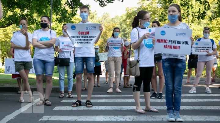 Li s-a sugerat să-şi transfere copiii cu deficienţe de auz în şcoli obişnuite. Mai mulţi părinţi au protestat în faţa Guvernului (FOTOREPORT)