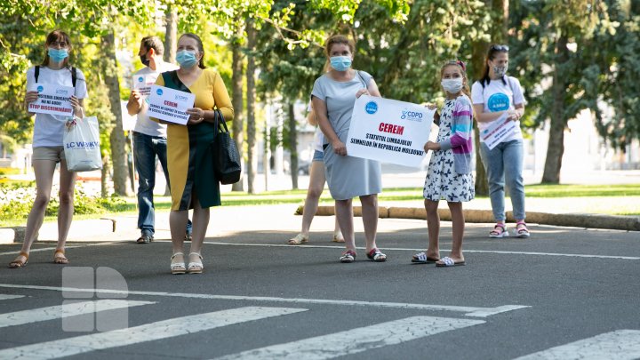 Li s-a sugerat să-şi transfere copiii cu deficienţe de auz în şcoli obişnuite. Mai mulţi părinţi au protestat în faţa Guvernului (FOTOREPORT)