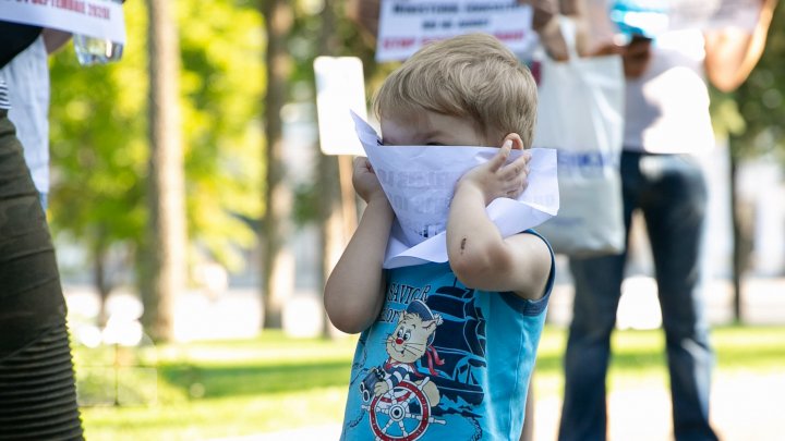 Li s-a sugerat să-şi transfere copiii cu deficienţe de auz în şcoli obişnuite. Mai mulţi părinţi au protestat în faţa Guvernului (FOTOREPORT)