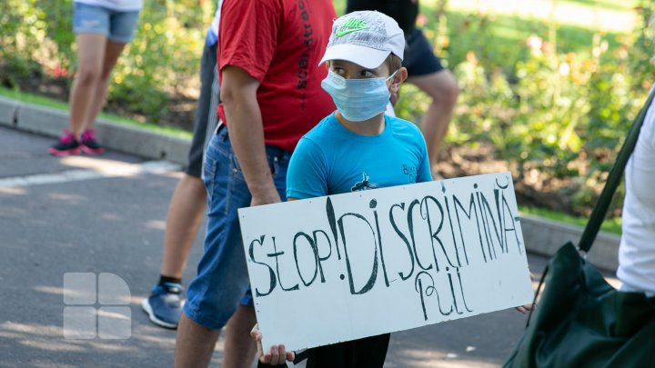 Li s-a sugerat să-şi transfere copiii cu deficienţe de auz în şcoli obişnuite. Mai mulţi părinţi au protestat în faţa Guvernului (FOTOREPORT)