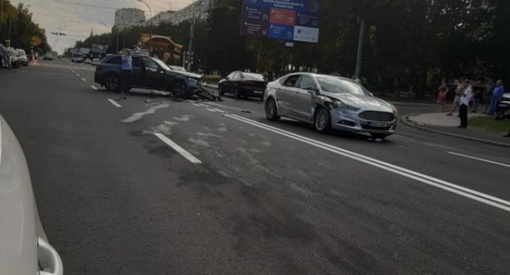 ACCIDENT în sectorul Botanica al Capitalei. Două maşini s-au lovit violent (VIDEO/FOTO)