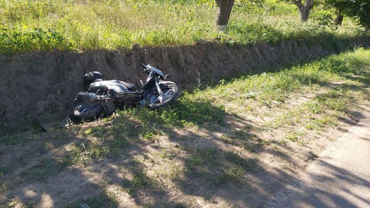 IMPACT VIOLENT la Hînceşti dintre un automobil şi un motociclist. IMAGINI de la locul ACCIDENTULUI