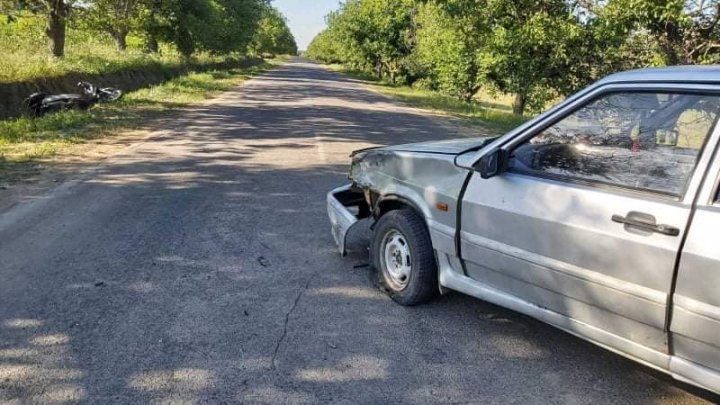 IMPACT VIOLENT la Hînceşti dintre un automobil şi un motociclist. IMAGINI de la locul ACCIDENTULUI