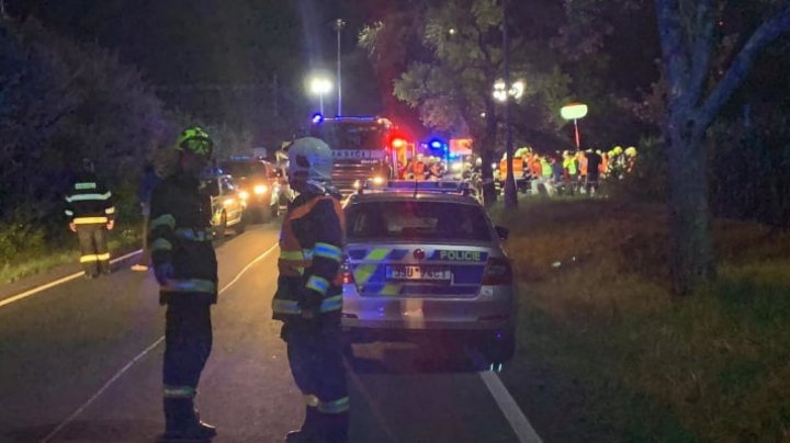 Zeci de răniţi într-un grav accident feroviar în Cehia. Conductorul trenului de pasageri a murit 