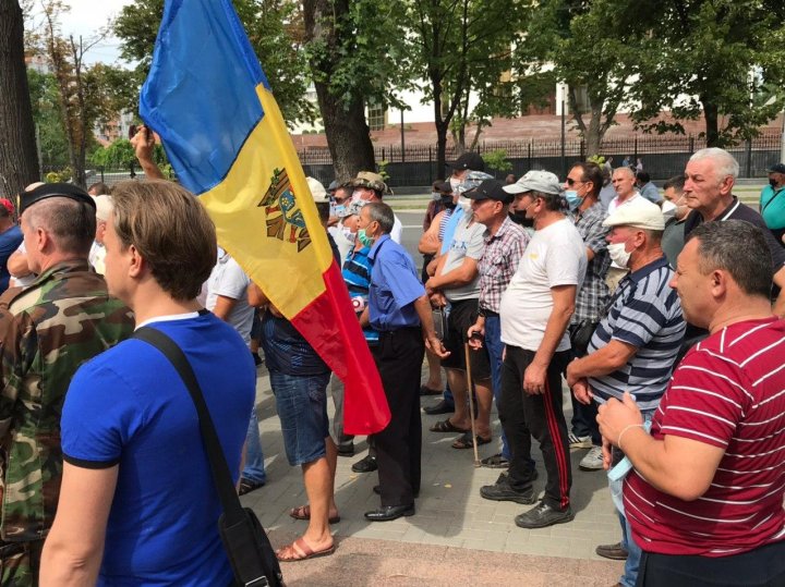 PROTEST la Parlament. Zeci de oameni au cerut demisia guvernării (IMAGINI DIN MIJLOCUL MANIFESTAŢIILOR)