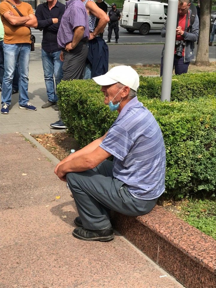 PROTEST la Parlament. Zeci de oameni au cerut demisia guvernării (IMAGINI DIN MIJLOCUL MANIFESTAŢIILOR)