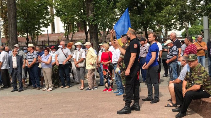 PROTEST la Parlament. Zeci de oameni au cerut demisia guvernării (IMAGINI DIN MIJLOCUL MANIFESTAŢIILOR)