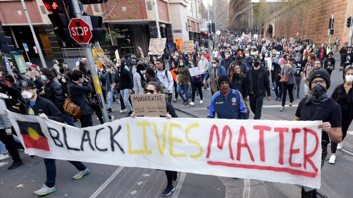 Mii de  protestatari s-au adunat în întreaga Australie în sprijinul mişcării "Black Lives Matter"