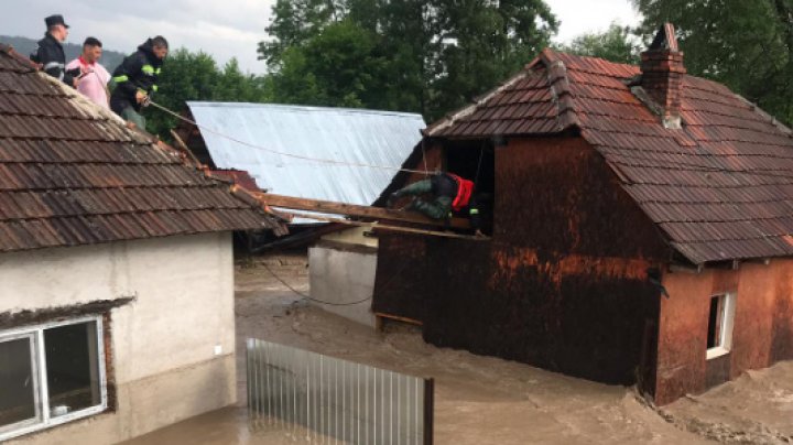 Inundaţii severe în România. 11 localităţi din şase judeţe, afectate de ploi (FOTO)