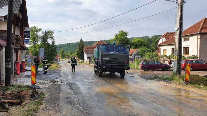 Inundaţii severe în România. 11 localităţi din şase judeţe, afectate de ploi (FOTO)