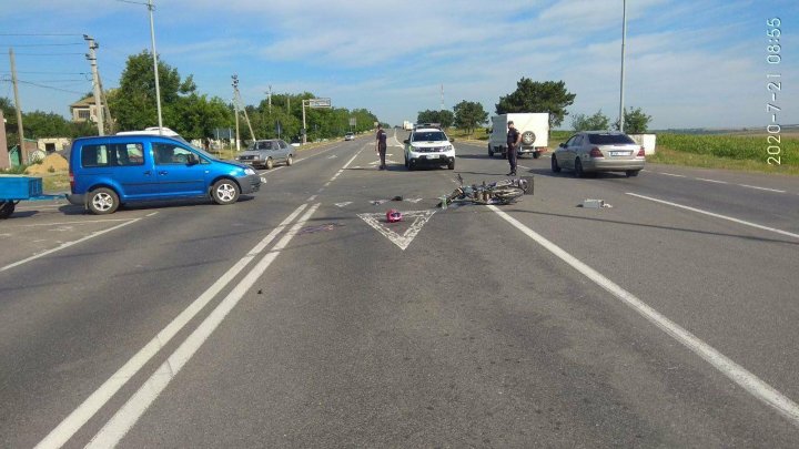 ACCIDENT GRAV la Sîngerei. Un motociclist, lovit violent de o maşină la volanul căruia se afla un ŞOFER BEAT (FOTO)