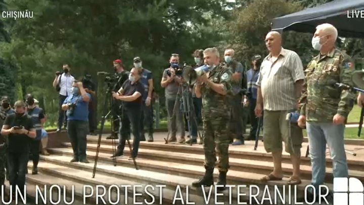 PROTEST la Parlament. Supăraţi pe guvernare, veteranii au ieşit din nou în stradă: Noi nu cedăm (VIDEO)