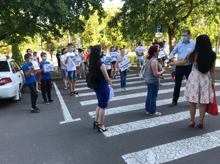 Li s-a sugerat să-şi transfere copiii cu deficienţe de auz în şcoli obişnuite. Mai mulţi părinţi au protestat în faţa Guvernului (FOTOREPORT)