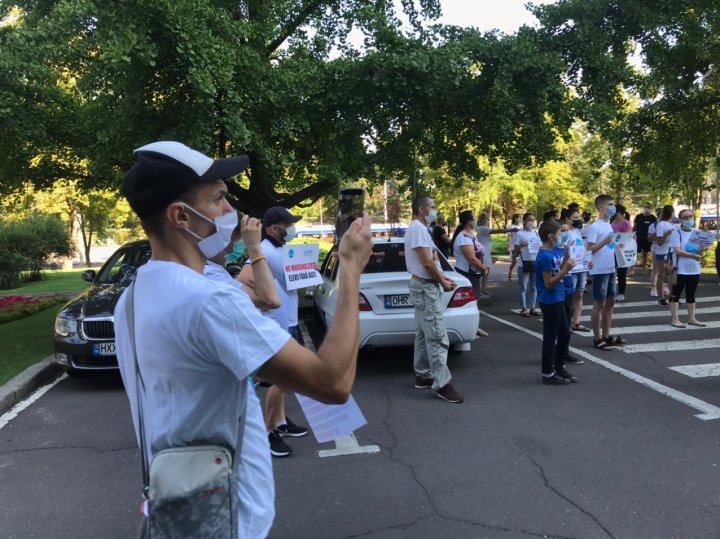 Li s-a sugerat să-şi transfere copiii cu deficienţe de auz în şcoli obişnuite. Mai mulţi părinţi au protestat în faţa Guvernului (FOTOREPORT)