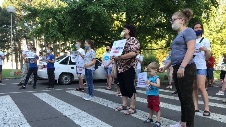 Li s-a sugerat să-şi transfere copiii cu deficienţe de auz în şcoli obişnuite. Mai mulţi părinţi au protestat în faţa Guvernului (FOTOREPORT)