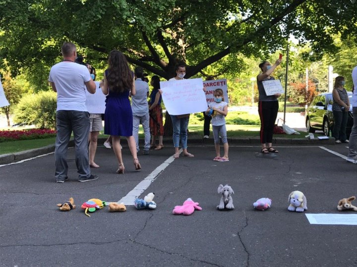 Protest la Guvern! Părinții Solidari cer redeschiderea grădinițelor (FOTOREPORT)