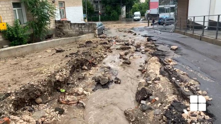 Ploaia de noaptea trecută a făcut ravagii. Pe o stradă din Capitală a apărut un crater imens (FOTO/VIDEO)