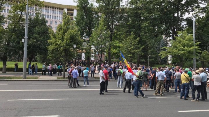 Veteranii au blocat circulaţia pe bulevardul Ştefan cel Mare (FOTO)