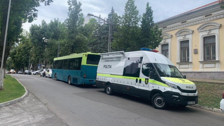 Parlamentul, înconjurat de carabinieri (FOTO)