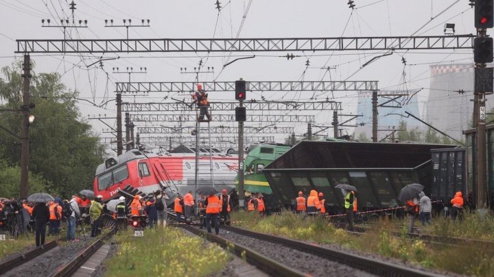 Grav accident feroviar la Sankt Petersburg. Сalea ferată a fost scoasă din pământ ca o panglică (VIDEO)