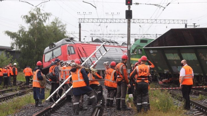 Grav accident feroviar la Sankt Petersburg. Сalea ferată a fost scoasă din pământ ca o panglică (VIDEO)