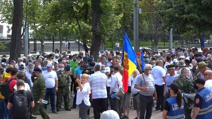 PROTEST la Parlament. Supăraţi pe guvernare, veteranii au ieşit din nou în stradă: Noi nu cedăm (VIDEO)