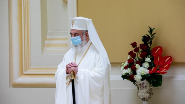 Patriarhul Bisericii Ortodoxe Române Daniel, un exemplu pentru enoriaşi. Preafericitul poartă mască de protecţie în spaţiile închise