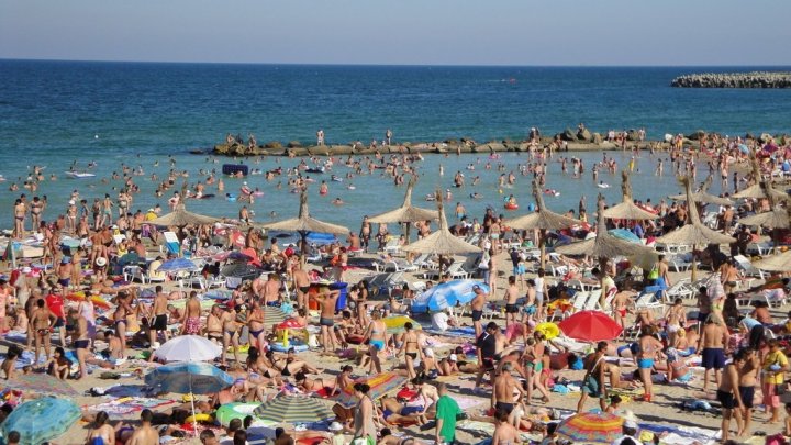 ROMÂNII AU UITAT DE PANDEMIE: O sută de mii de turişti s-au odihnit pe plaje