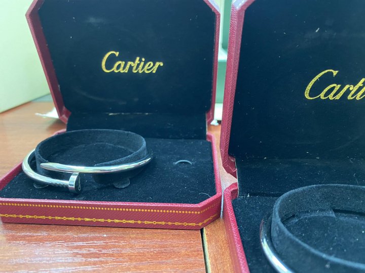 Ceasuri Rolex şi brăţări Cartier nedeclarate, găsite de vameşi în cabina unui autocamion (FOTO)