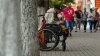 "Nu dați bani la cerșetori!": Cum a fost surprins un tânăr într-o piață din Cahul