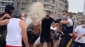 Bătaie pe o plajă din Belgia. Zeci de tineri s-au luat la harță cu poliția