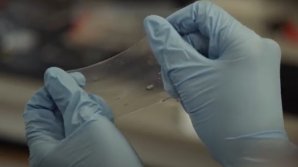 Cercetătorii din Singapore au dezvoltat o piele electrică care poate recrea simţul tactil