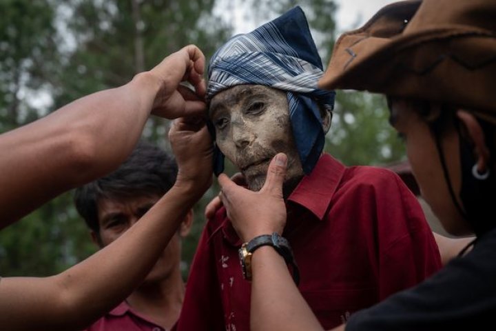 Ritual macabru pe o insulă din Indonezia: Oamenii își dezgroapă morții, le schimbă hainele și stau la o țigară cu ei (FOTO)