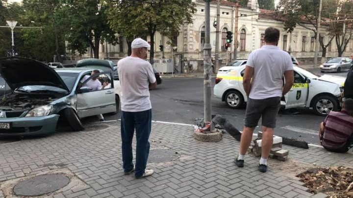 Accident în centrul Capitalei. O mașină a poliției s-a ciocnit cu un automobil