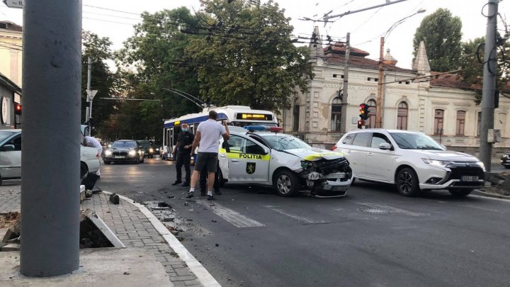 Accident în centrul Capitalei. O mașină a poliției s-a ciocnit cu un automobil