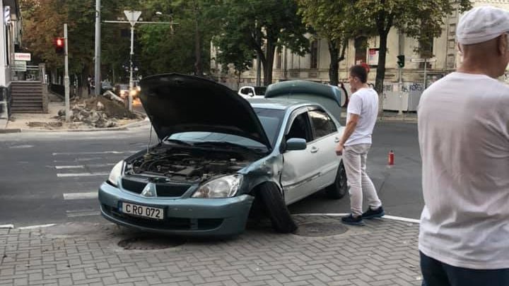 Accident în centrul Capitalei. O mașină a poliției s-a ciocnit cu un automobil