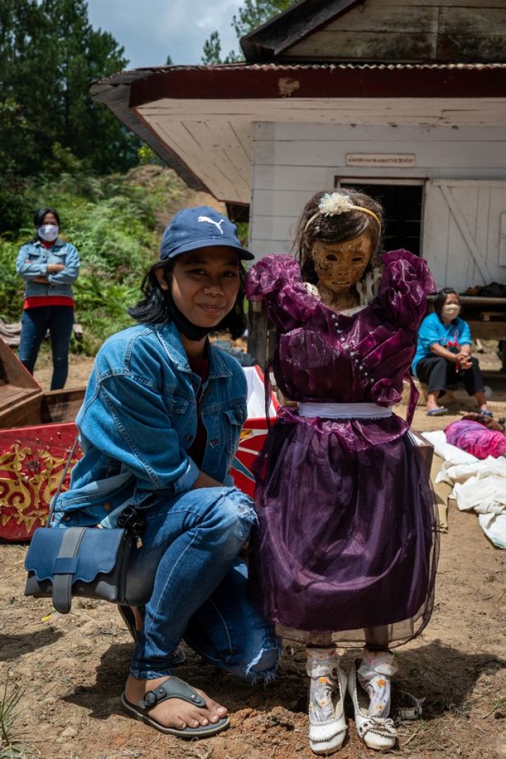 Ritual macabru pe o insulă din Indonezia: Oamenii își dezgroapă morții, le schimbă hainele și stau la o țigară cu ei (FOTO)