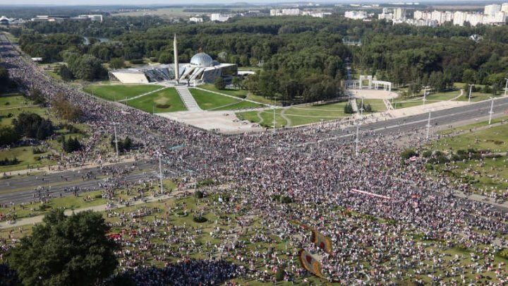 Zeci de mii de manifestanţi protestează în Belarus pentru a treia duminică la rând