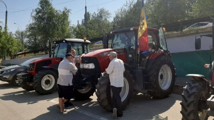 Agricultorii, nemulțumiți de acțiunile Guvernului. Zeci de fermieri protestează în centrul Capitalei