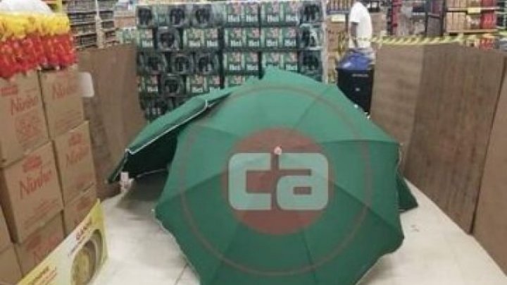 Caz șocant în Brazilia! Un bărbat care a murit într-un magazin, acoperit cu umbrele şi lăsat pe podea, în timp ce clienţii şi-au continuat cumpărăturile